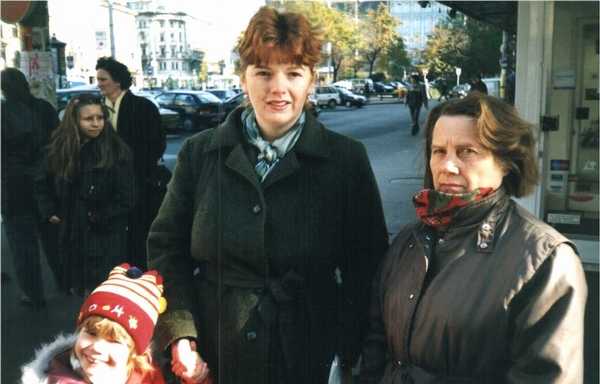 027_Kira_Eva_BabaN_u_Korvina_gde_otdali_plenku_Bp_10XI01.jpg